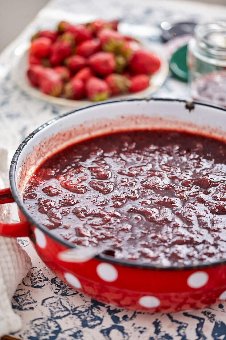 Frisch zubereitete Erdbeermarmelade