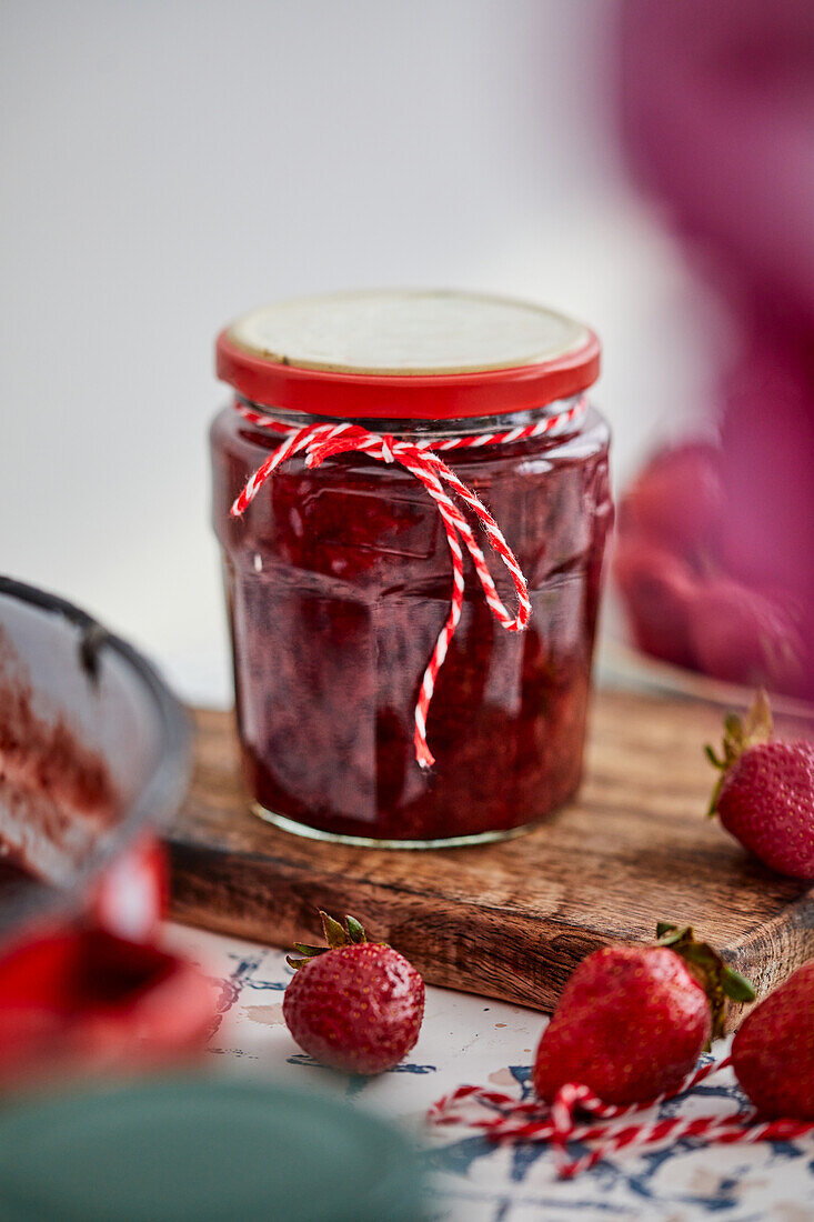 Ein Glas hausgemachte Erdbeermarmelade