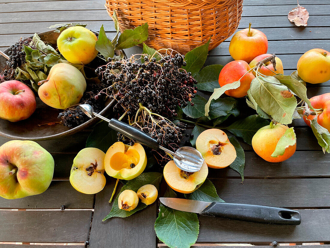 Ingredients for elderberry-apple jam