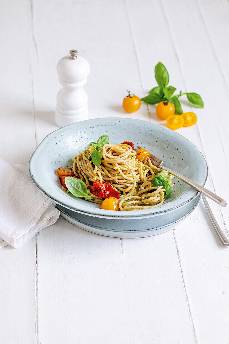 Emmer-Spaghetti mit Avocadopesto