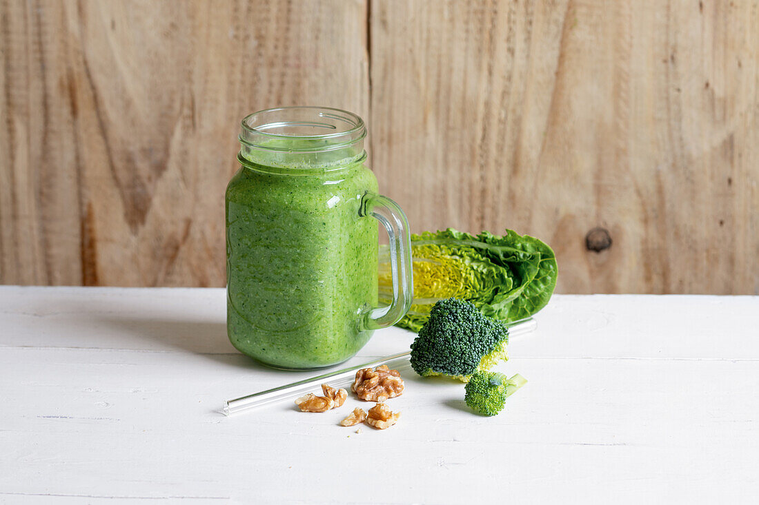 Glucosinolate fitness smoothie with romaine, broccoli and walnuts