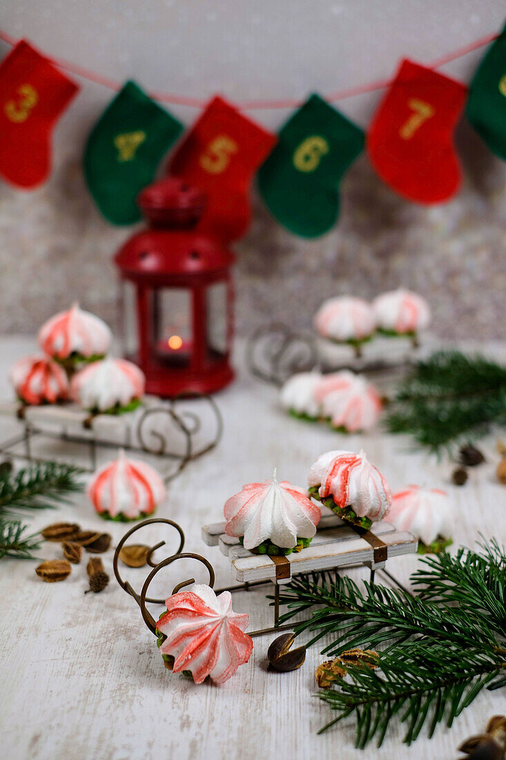 Filled meringue dots for Christmas