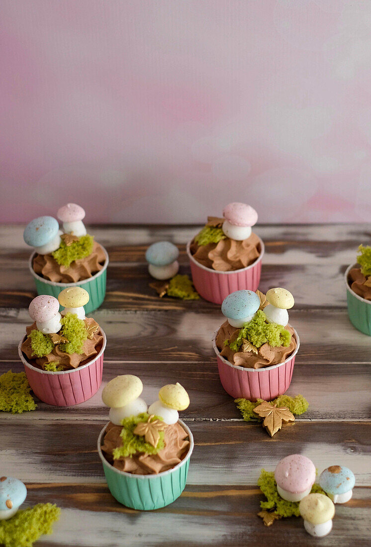 Herbstliche Nougat-Cupcakes dekoriert mit Baiser-Pilzen