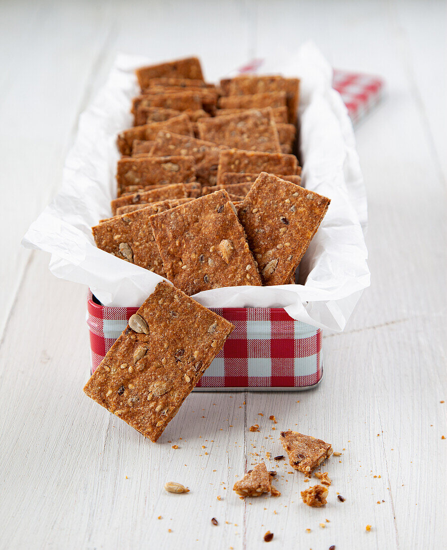Crispy crackers with seeds