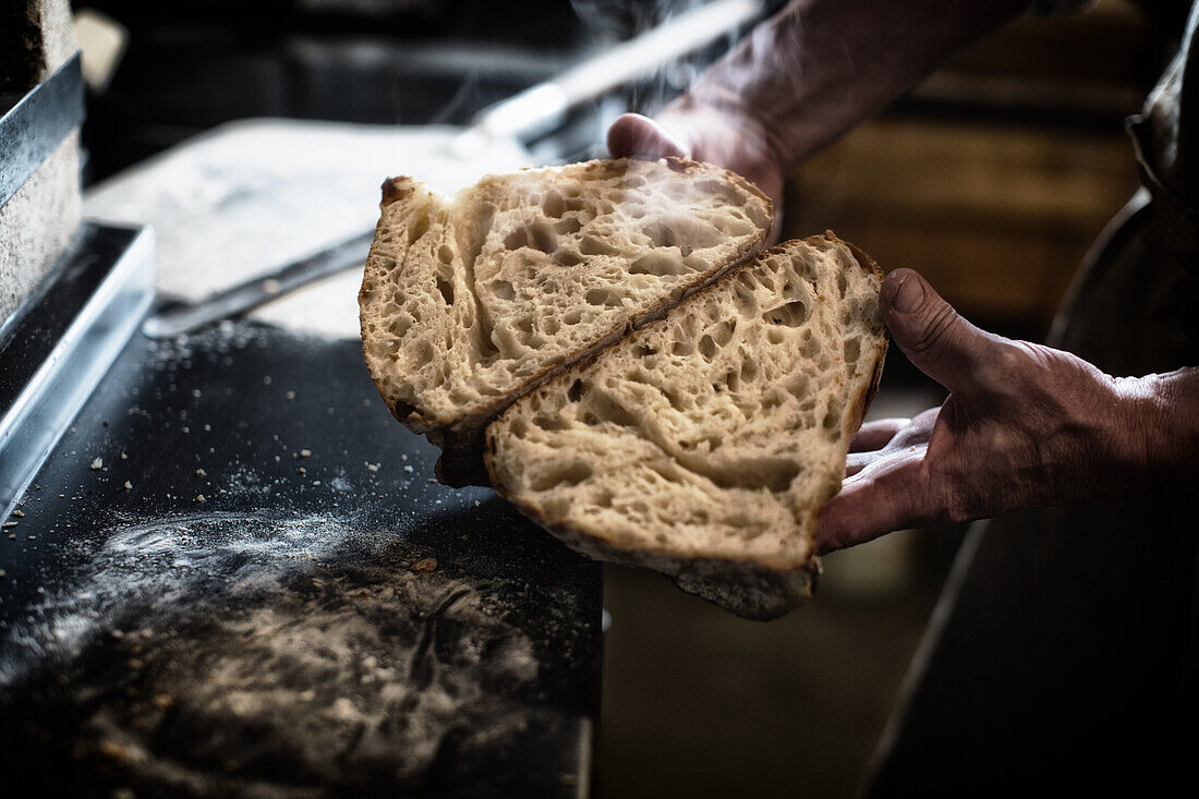 Dampfendes Weizenbrot frisch aus dem Ofen