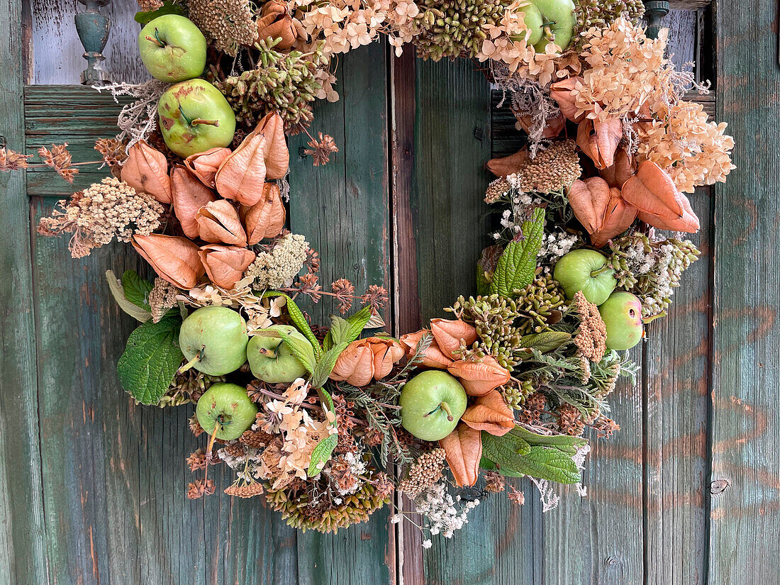DIY-Kranz aus getrockneten Blüten und grünen Äpfeln