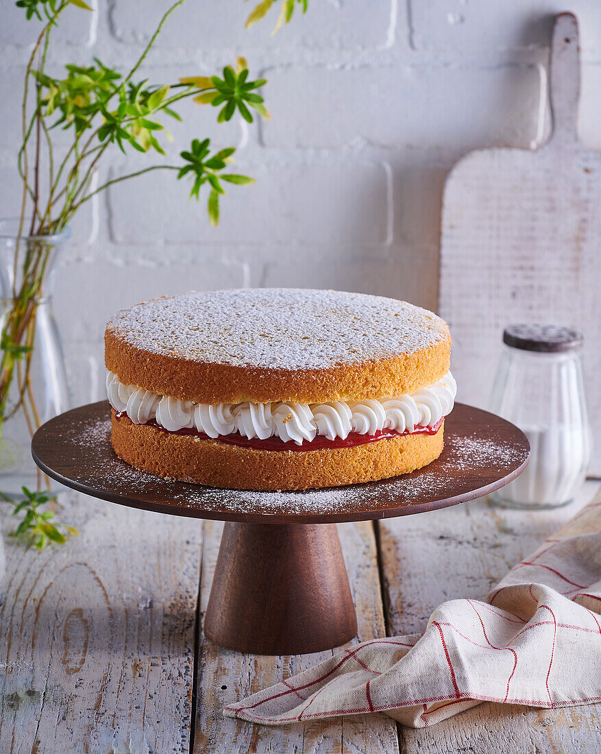 Victoria Sponge Cake mit Sahne und Erdbeermarmelade