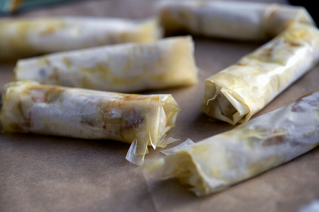 Sigara Böregi (knusprige Filoteigröllchen gefüllt mit Lammfleisch, Türkei)