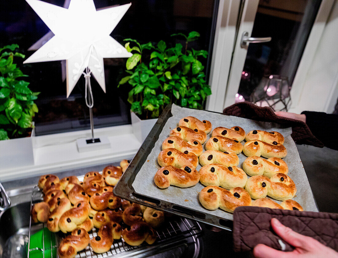 Lussekatter (weihnachtliches Hefegebäck mit Safran)