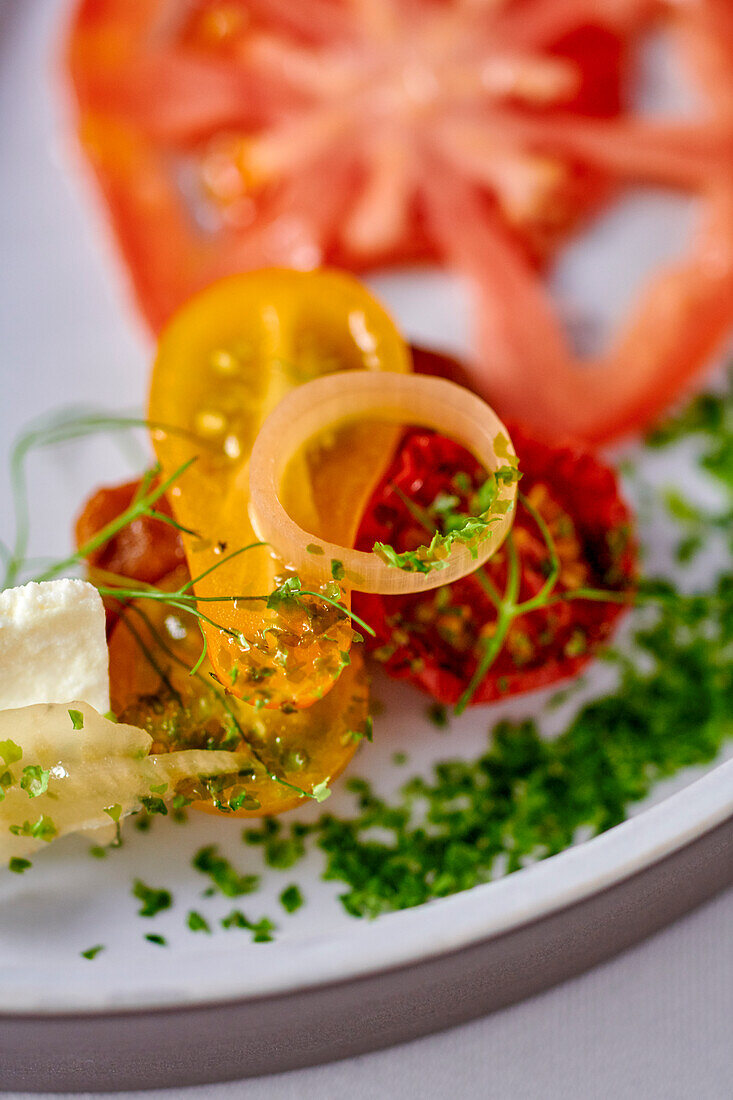 Tomato salad with onion rings and herbs