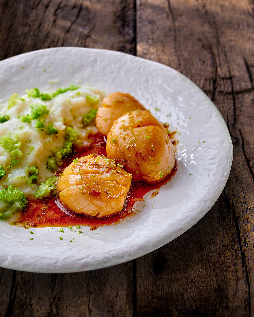 Scallops with cauliflower puree