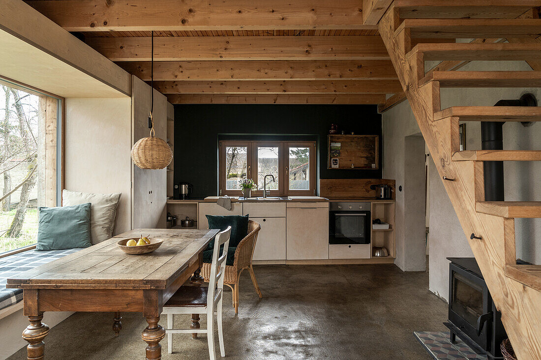 Open Kitchen living room with window sill as a bench