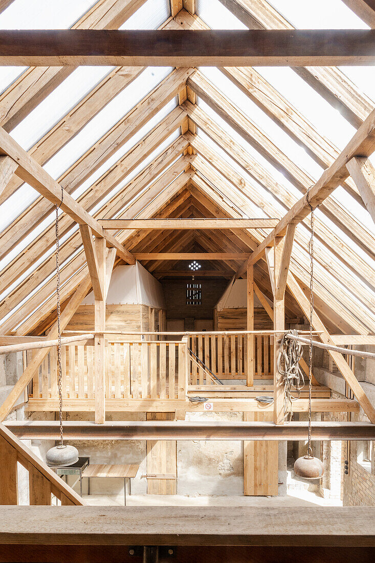 Lichtdurchflutetes Dachgeschoss mit Holzbalken