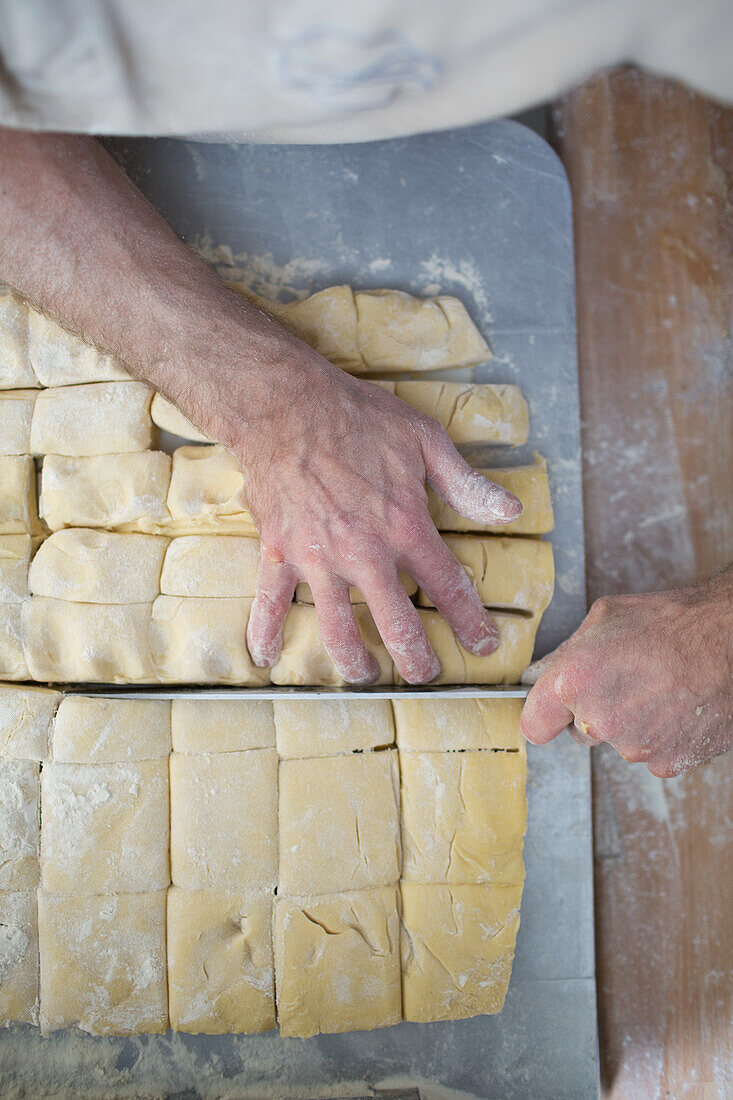 Dough processing (yeast dough)