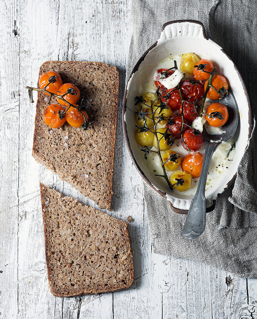 Wholemeal bread with roasted tomatoes