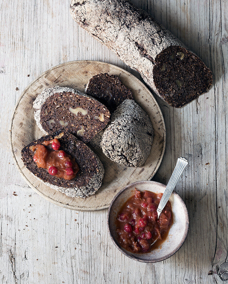 Wallnuss-Stangenbrot serviert mit Chutney