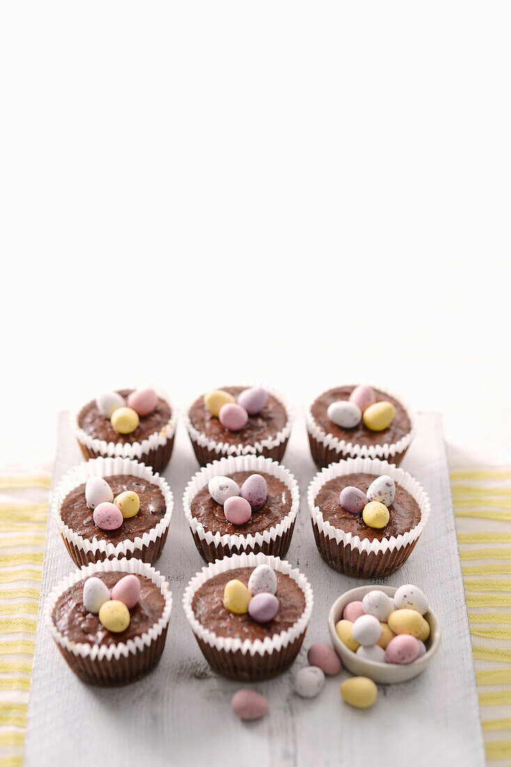 Mini-Schokoladenkäsekuchen mit Dragee-Eiern dekoriert