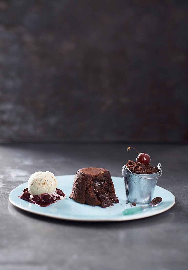 Schoko-Erdnuss-Fondant mit Schokoladenboden und Kirschen