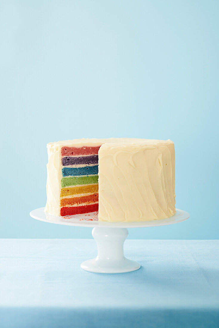 Rainbow Cake, angeschnitten auf Tortenständer