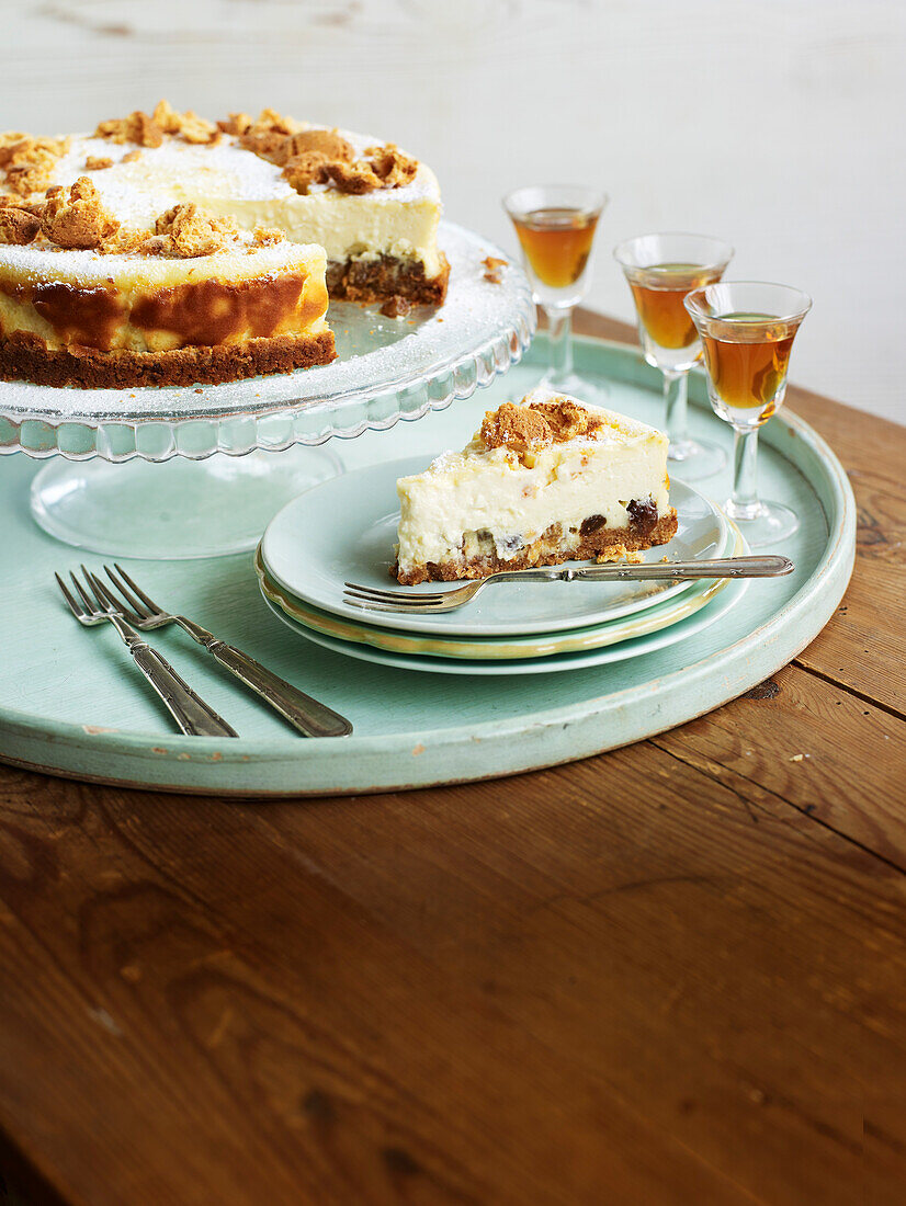 Cheesecake with amaretti and golden raisins