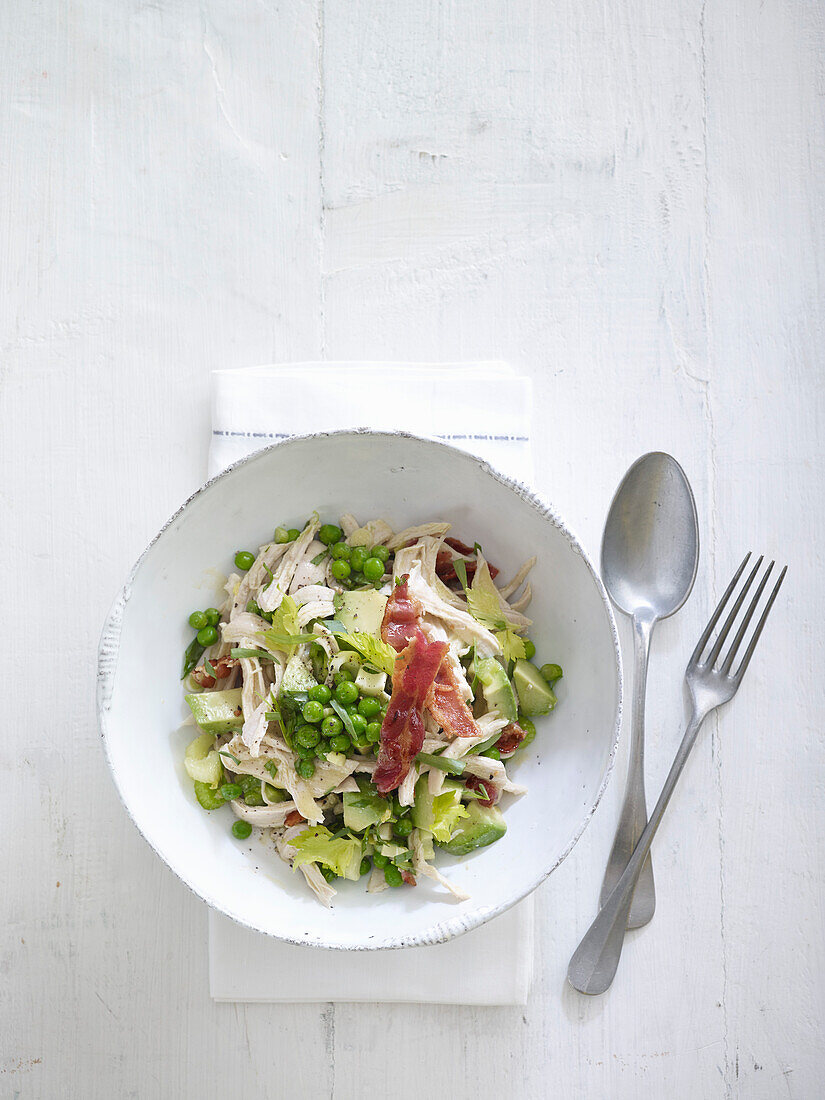 Hähnchensalat mit Avocado, Speck, Erbsen und Estragon