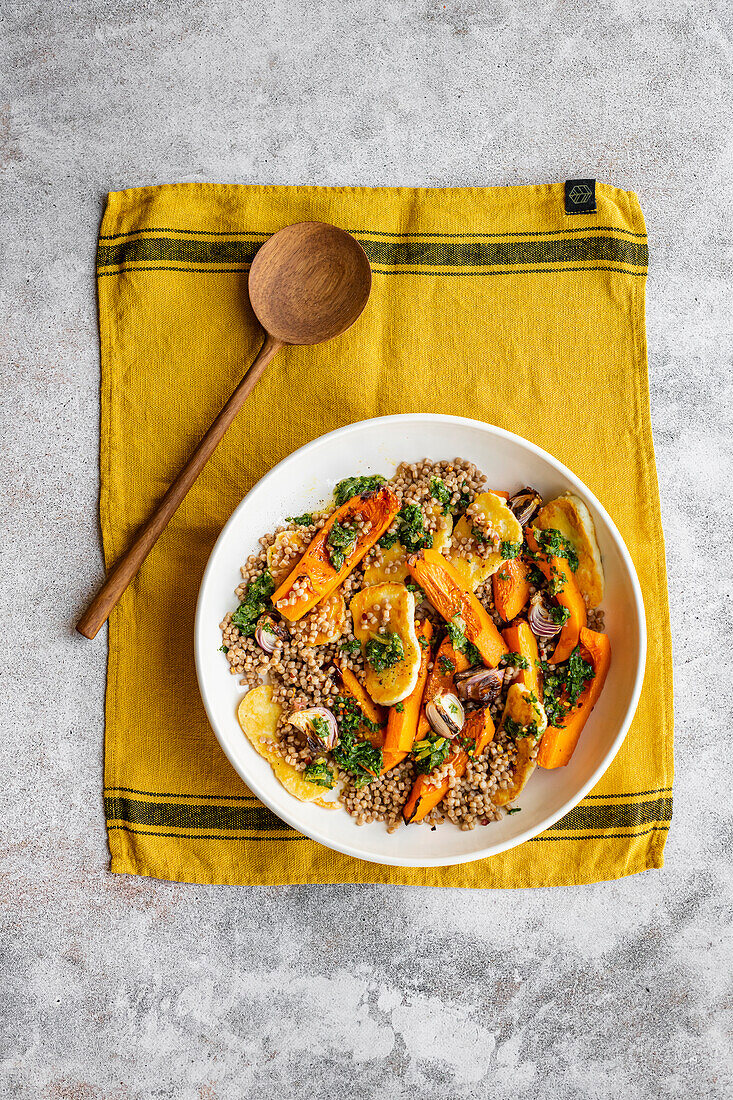 Perlcouscous-Salat mit Butternusskürbis, gerösteten roten Zwiebeln und Kräuter-Dressing