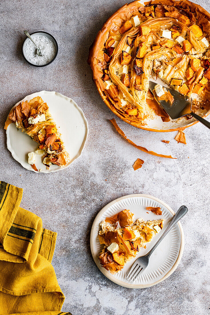 Filoteig-Spiralkuchen mit Butternusskürbis und Feta