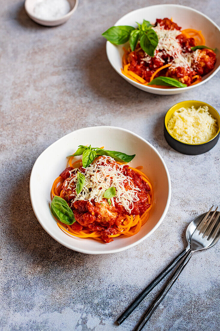 Butternusskürbis-Spaghetti mit langsam gerösteter Tomatensauce und vegetarischen Hackbällchen