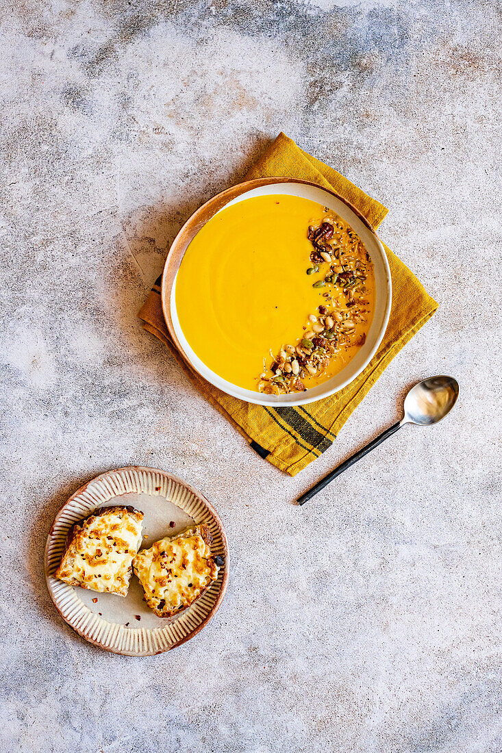 Cremige Suppe aus geröstetem Butternusskürbis mit Knoblauch-Käse-Toasties