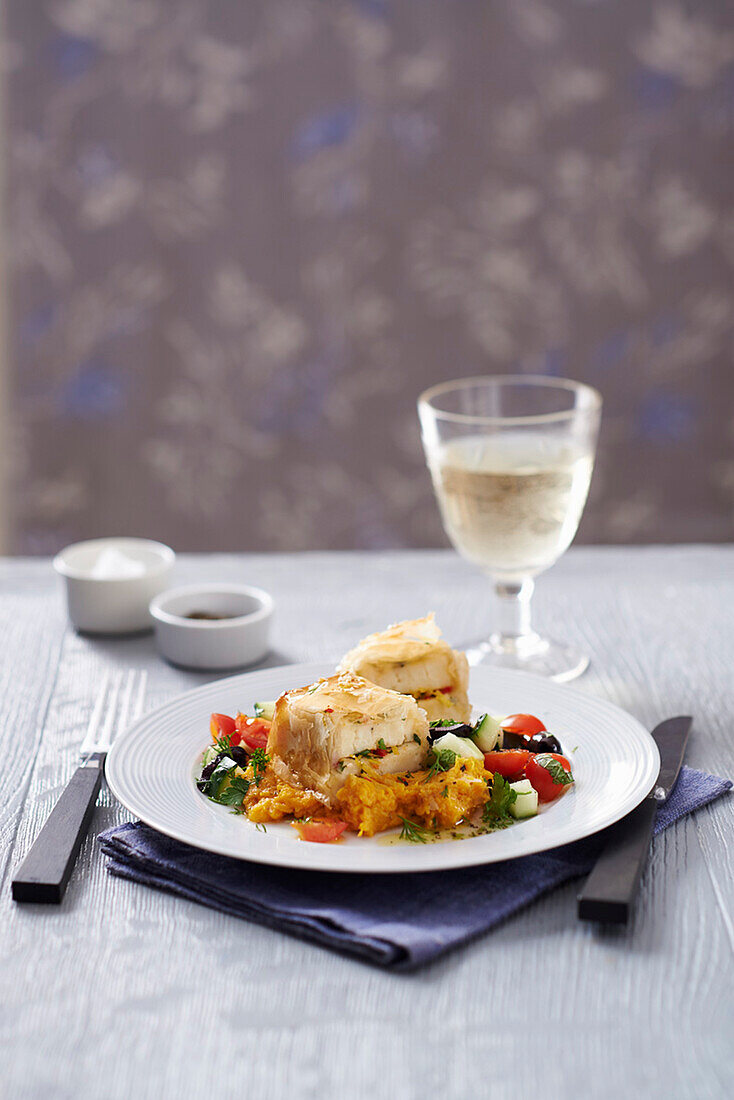 Sesam-Halloumi-Päckchen mit Süßkartoffel-Tahini-Püree und gehacktem Kräutersalat