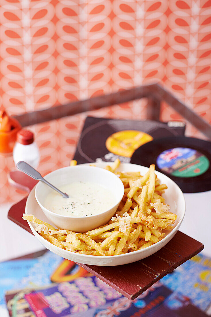 Pommes frites mit Käse