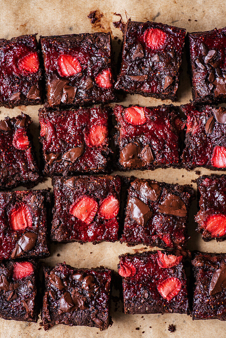 Erdbeer-Brownies in Stücke geschnitten