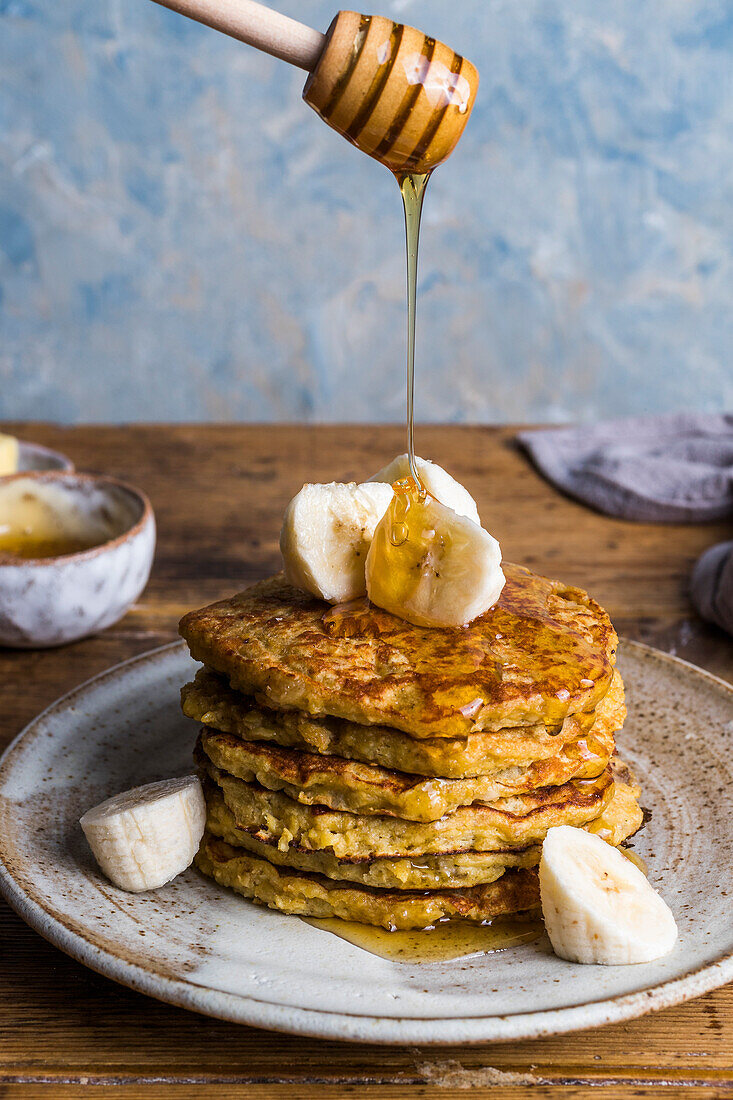 Bananen-Pancakes mit Bananenscheiben und Honig