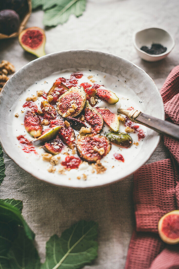 Breakfast Bowl mit Joghurt und gebratenen Feigen