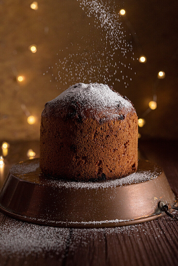Panettone with dusting of sugar