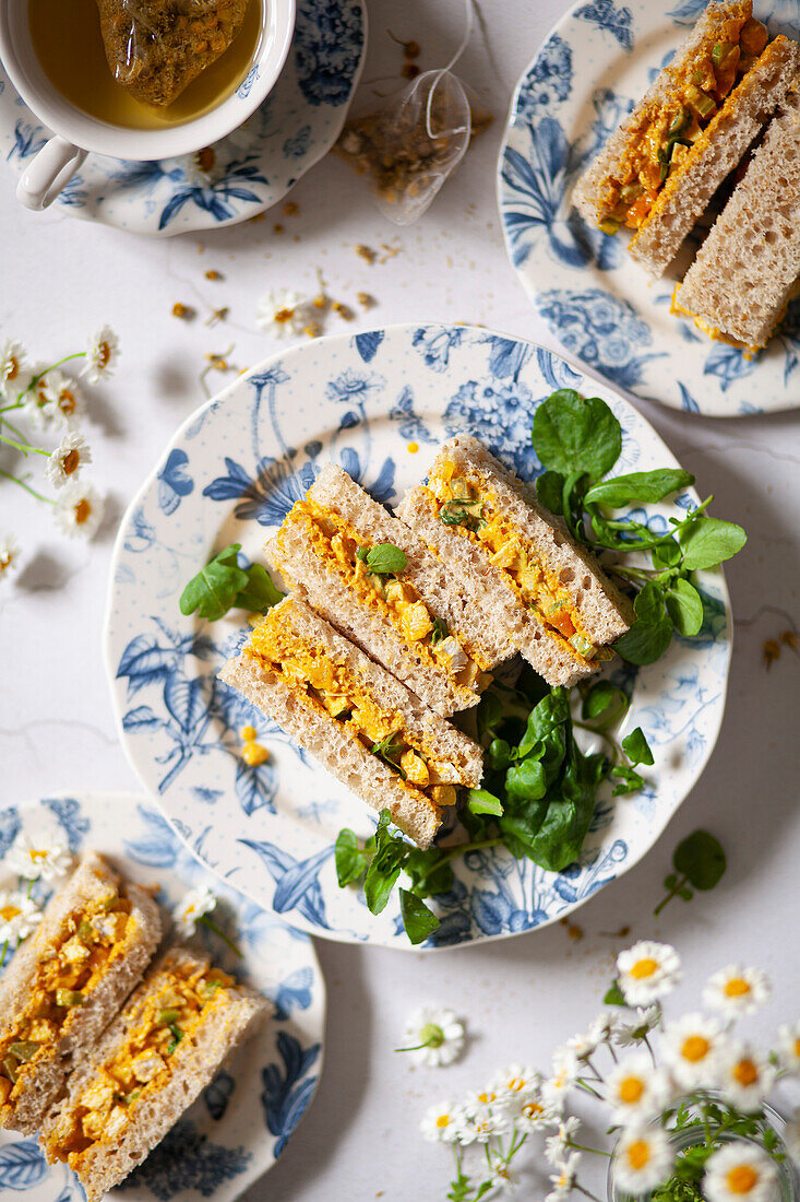 Finger Sandwiches gefüllt mit Coronation Chicken