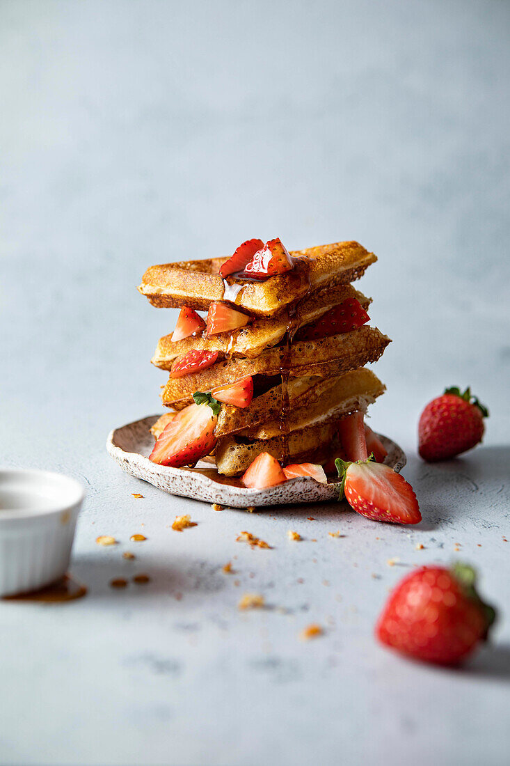 Waffeln mit Erdbeeren auf Teller gestapelt