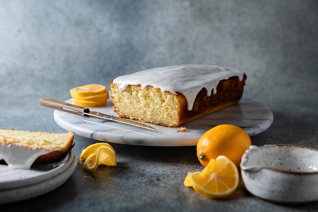 Kastenkuchen mit Meyerzitronen und Zuckerglasur, angeschnitten