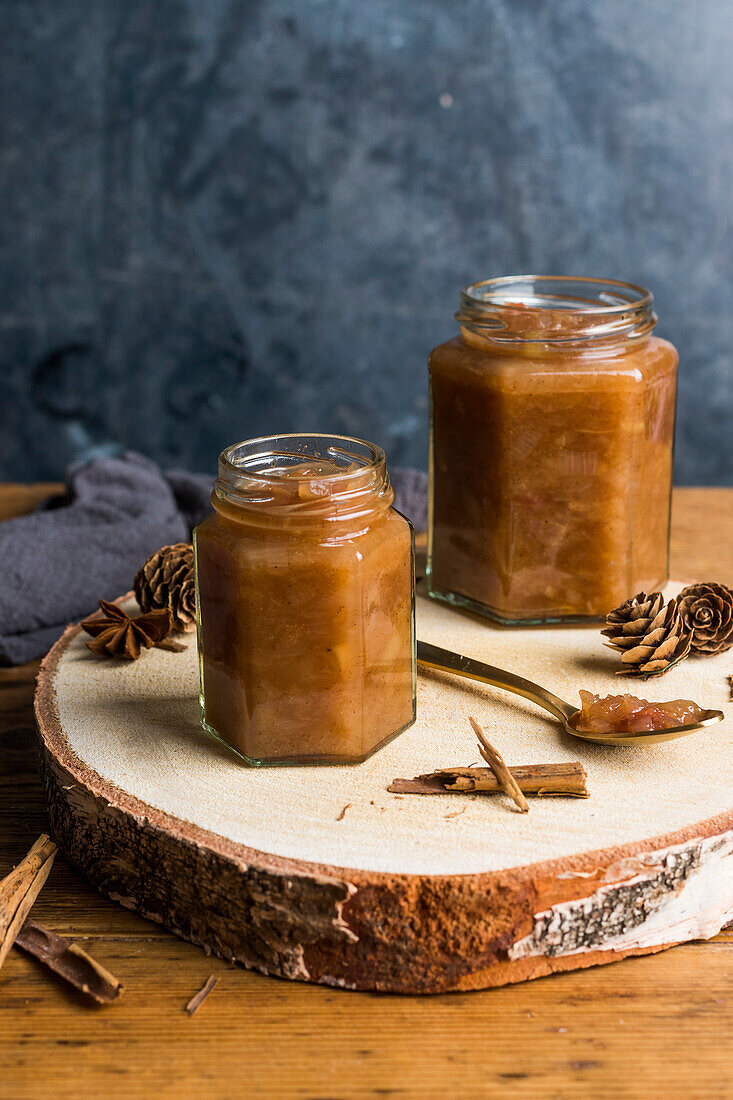 Birnenchutney in Gläsern auf Baumscheibe