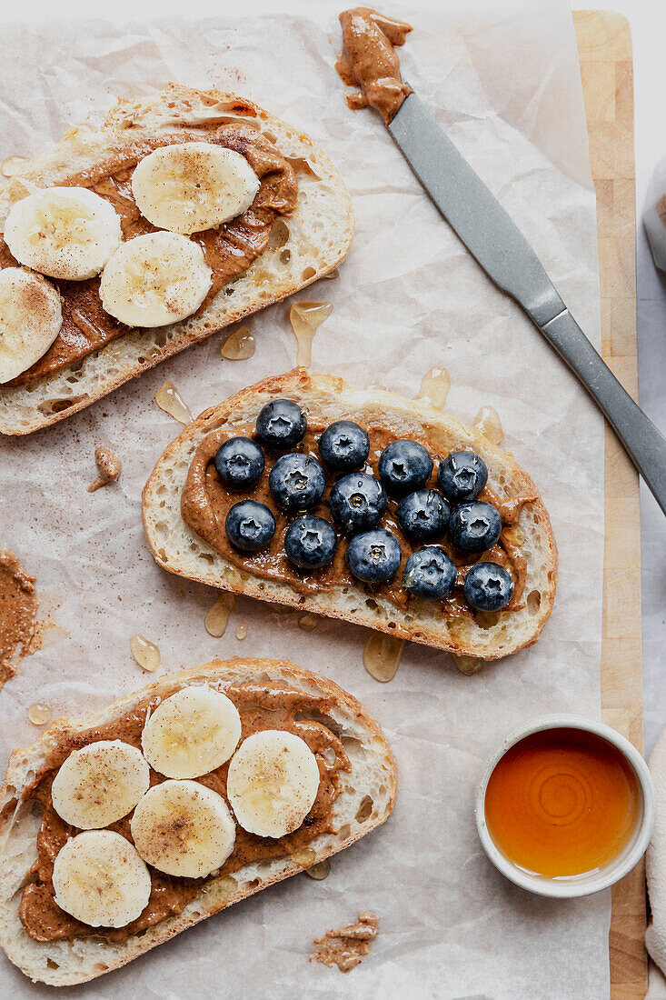 Sauerteigbrot mit Mandelbutter, Heidelbeeren, Banane und Honig