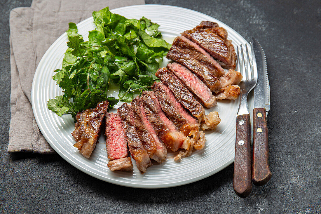 Gegrilltes Steak, geschnitten auf Teller
