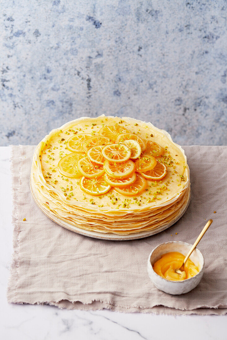 Crêpe-Torte mit Lemon Curd und kandierten Zitronenscheiben