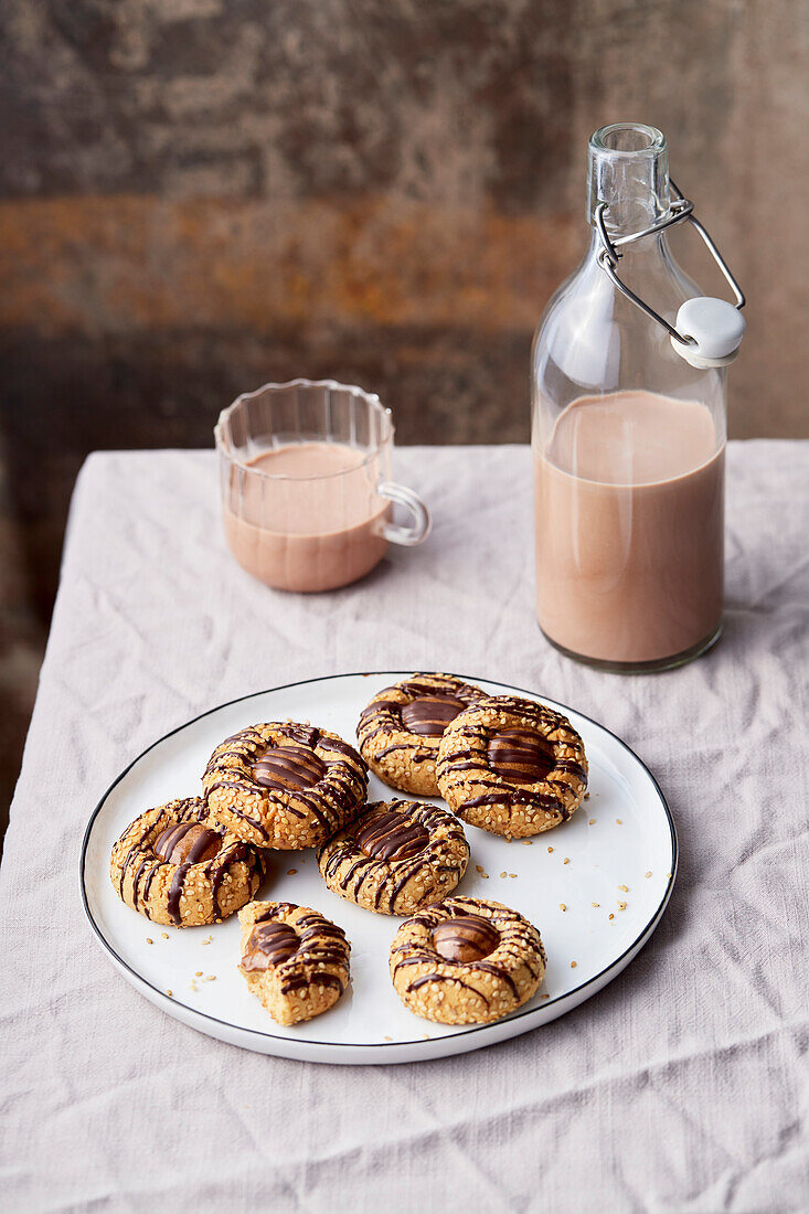 Tahini Thumbprint Cookies mit Dattel-Karamell-Füllung