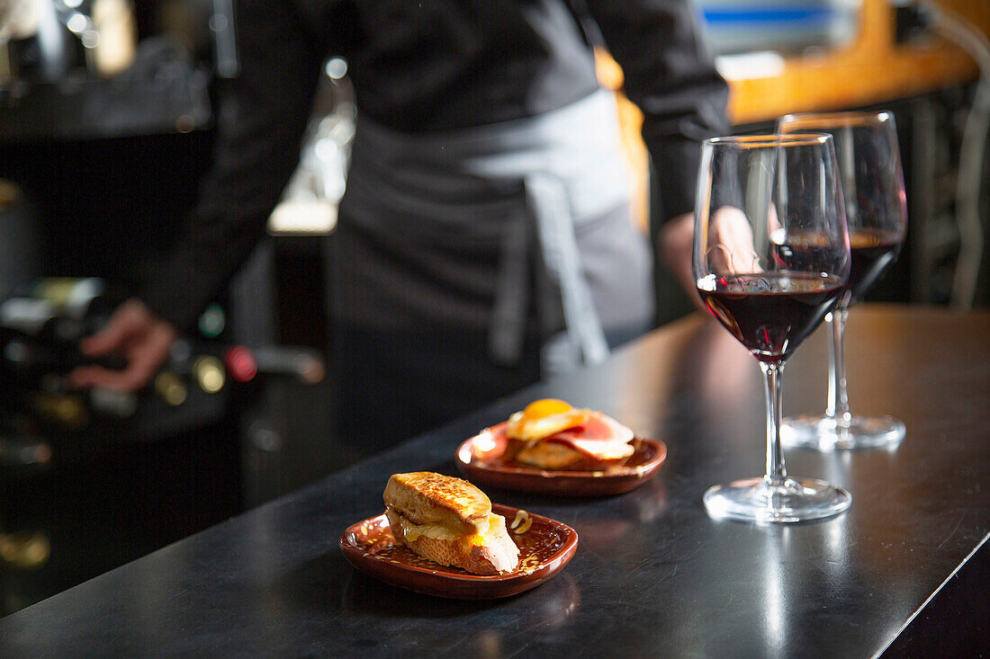 Bartheke mit Rotweingläsern und Foie Gras in einem Restaurant