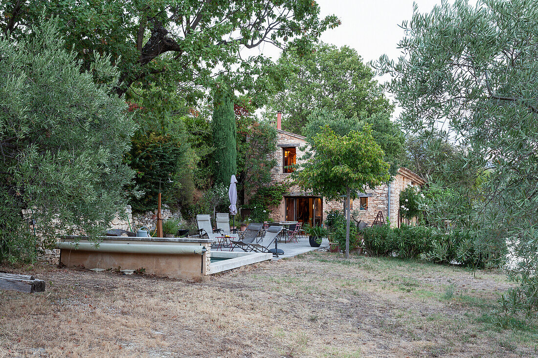 Landhaus-Garten, im Hintergrund Pool