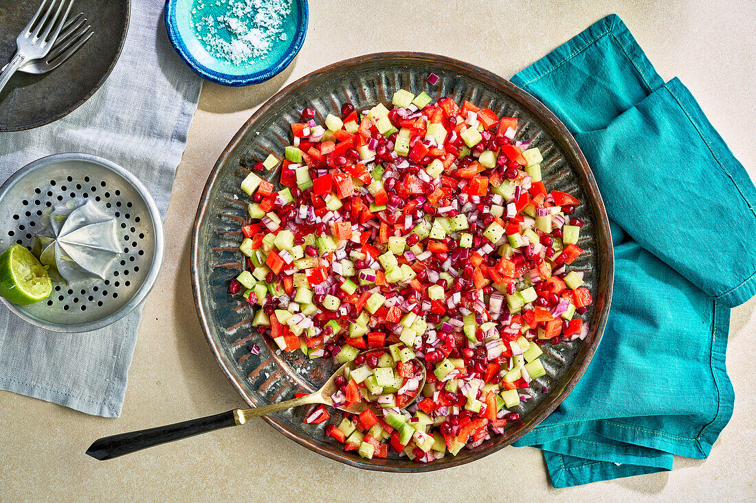 Persischer Shirazi-Salat mit Gurke, Tomate, roten Zwiebeln und Granatapfelkernen (Iran)