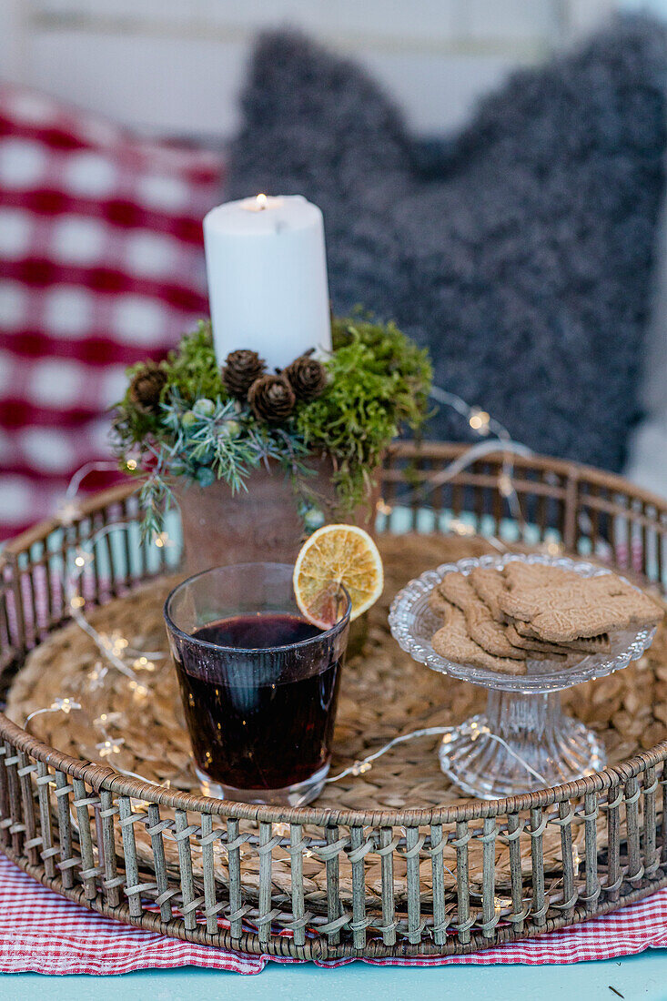 Speculoos with mulled wine and a candle on a tray
