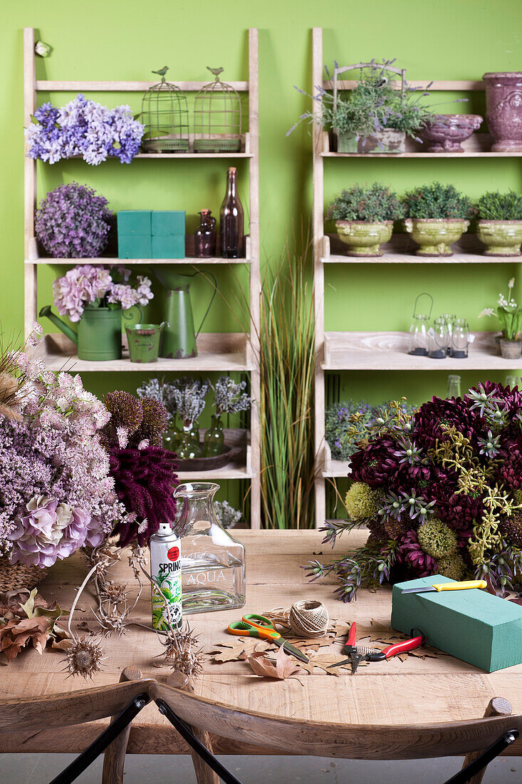 Dekorative Blumenarrangements und DIY Blumengestecke