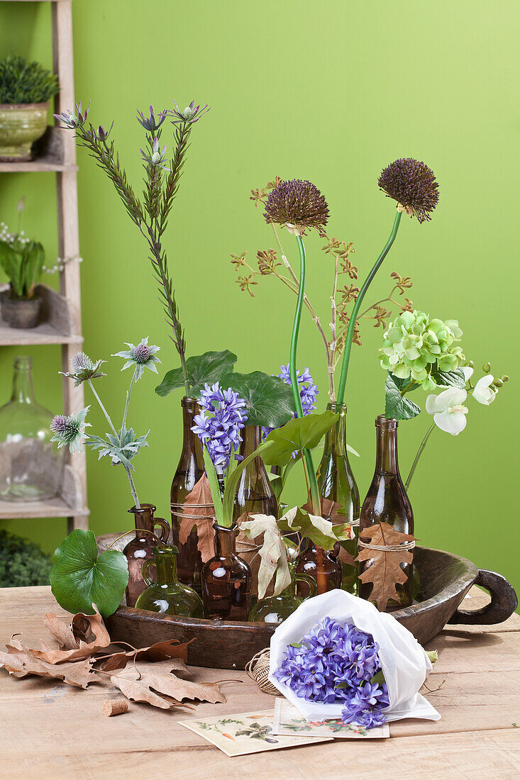 Mariendistel, Echinops, Lavendel, Enzian und Hortensie in Vasen