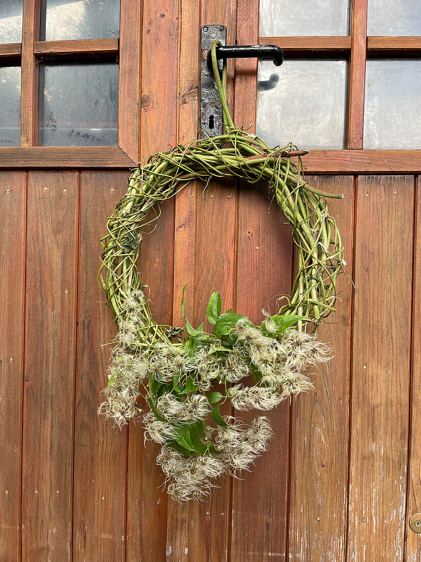 Herbstkranz mit Hopfen und Clematis als Türdekoration